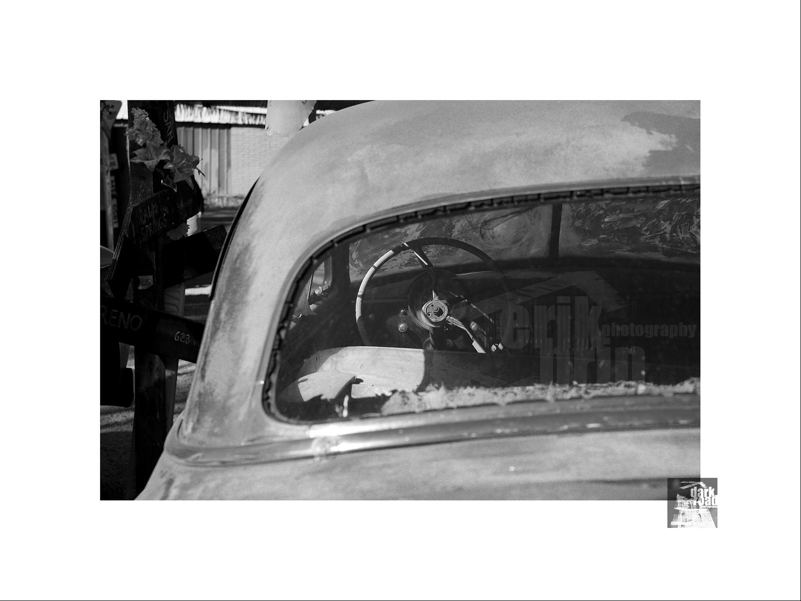 Voitures anciennes en noir et blanc