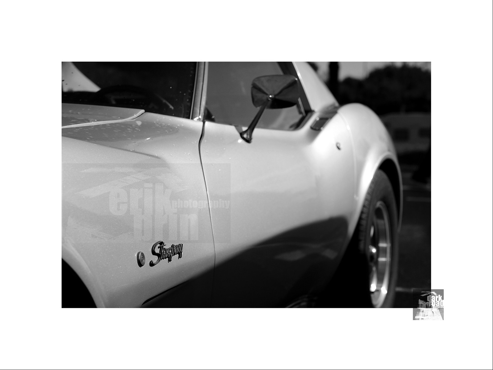 Voitures anciennes en noir et blanc