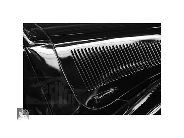 Voitures anciennes en noir et blanc