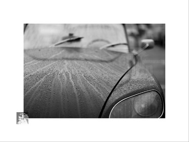 Voitures anciennes en noir et blanc