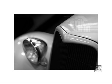 Voitures anciennes en noir et blanc