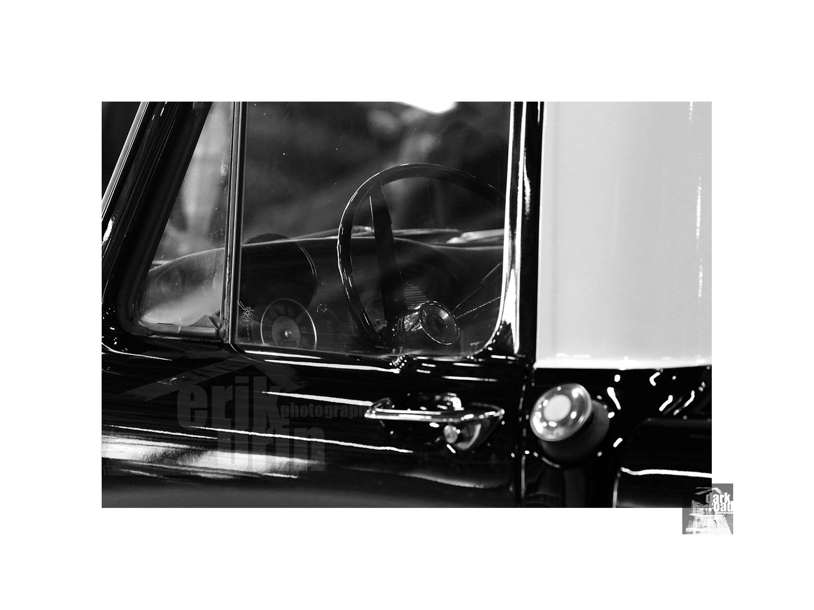 Voitures anciennes en noir et blanc