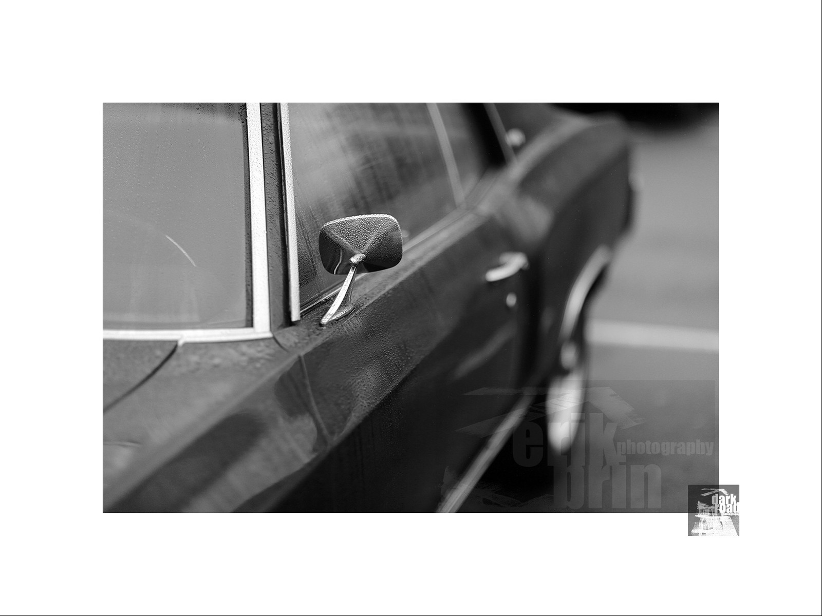 Voitures anciennes en noir et blanc