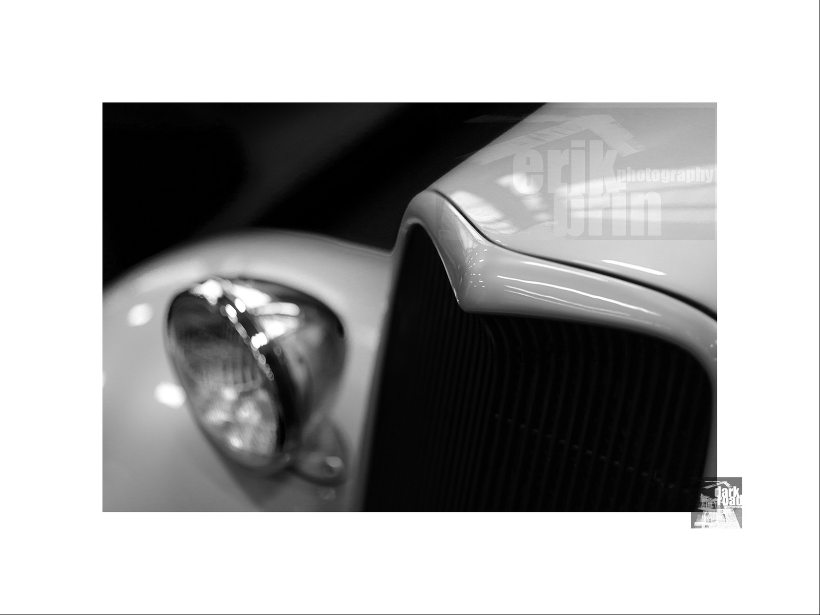 Voitures anciennes en noir et blanc