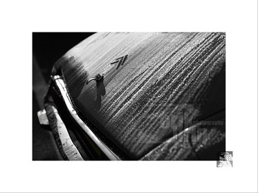 Voitures anciennes en noir et blanc