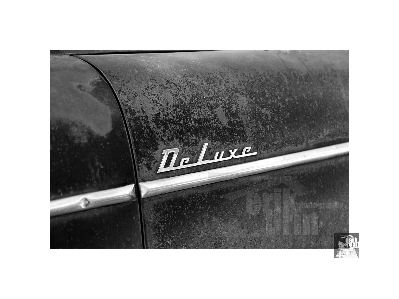 Voitures anciennes en noir et blanc