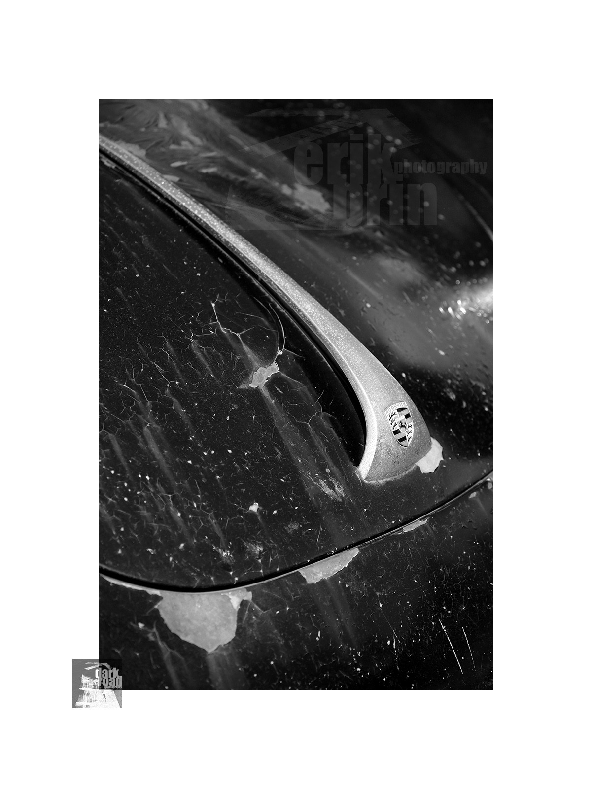 Voitures anciennes en noir et blanc