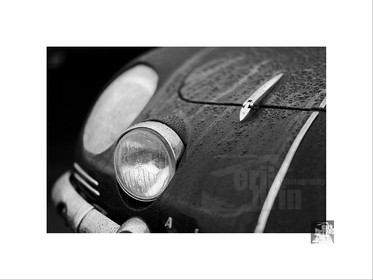 Voitures anciennes en noir et blanc