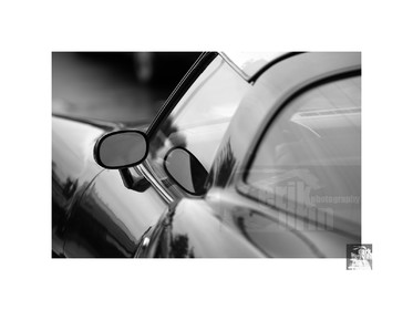 Voitures anciennes en noir et blanc