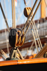 ref-20440-greement-poulie-pont-de-bateau-vieux-greement-mer.jpg