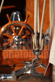 ref-20030-greement-poulie-pont-de-bateau-vieux-greement-mer.jpg