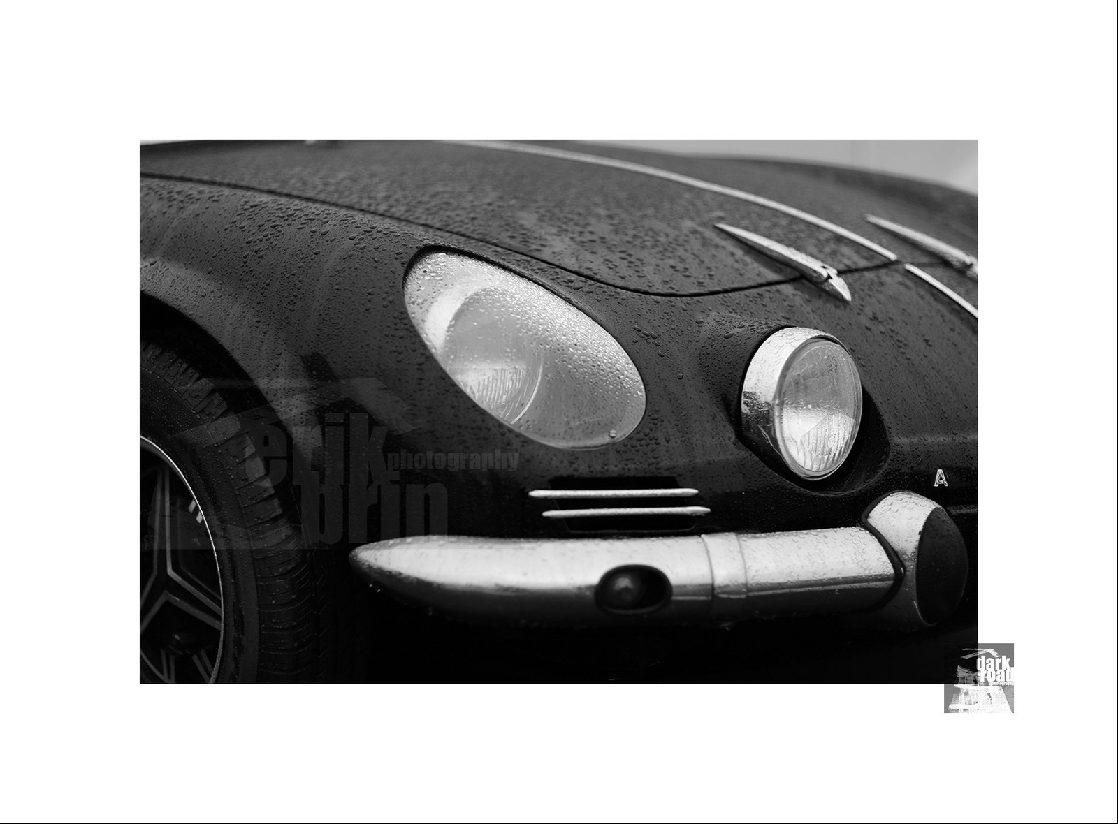 Voitures anciennes en noir et blanc