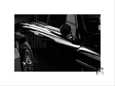 Voitures anciennes en noir et blanc