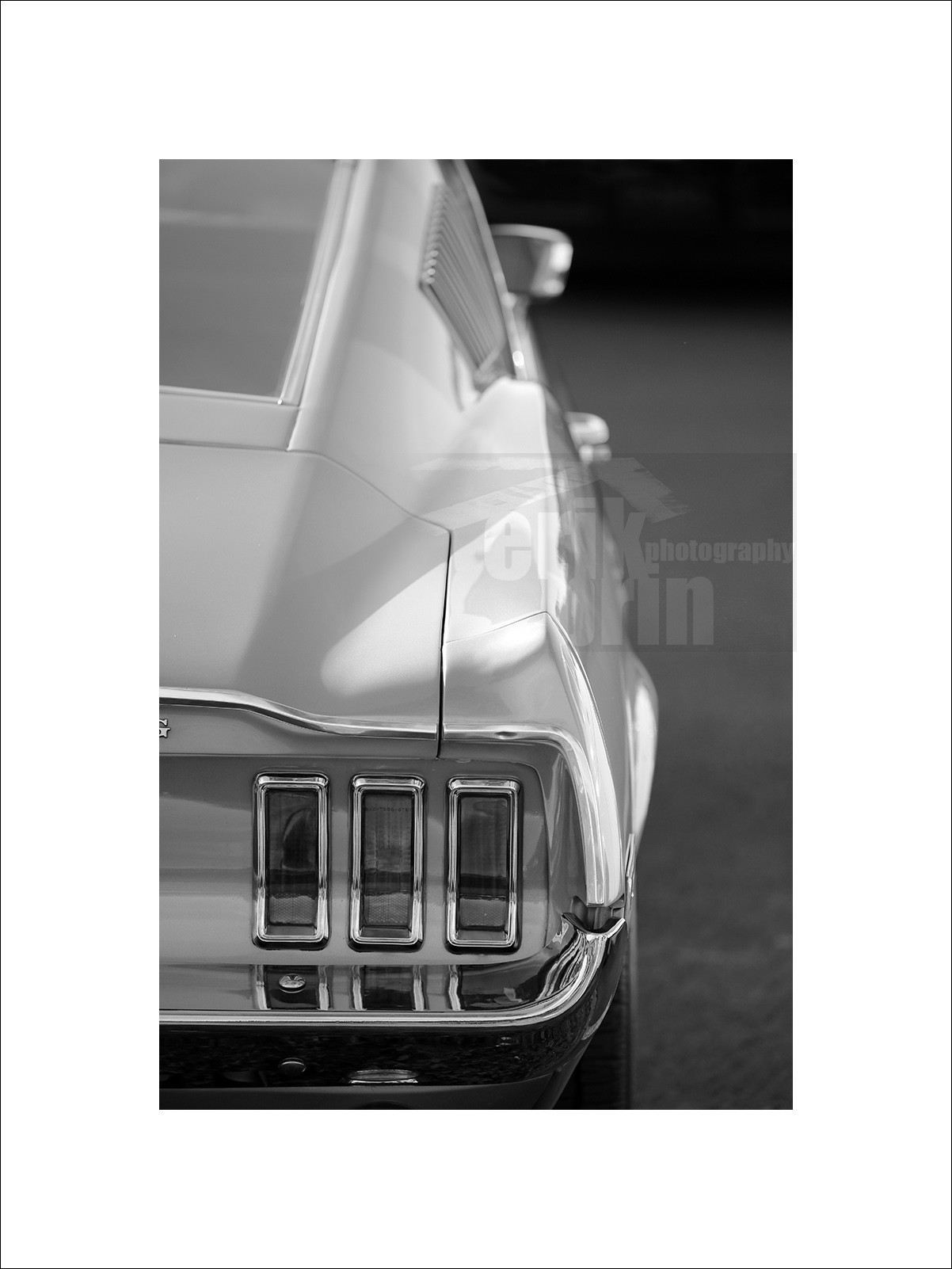 voit0127-voiture-ancienne-vieille-voiture-ford-mustang-photo-noir-et-blanc-photographe-vintage-.jpg