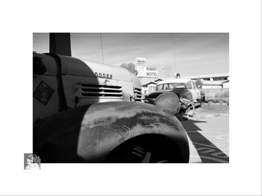 Voitures anciennes en noir et blanc