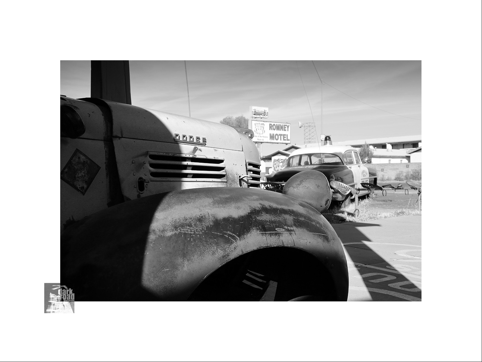 Voitures anciennes en noir et blanc