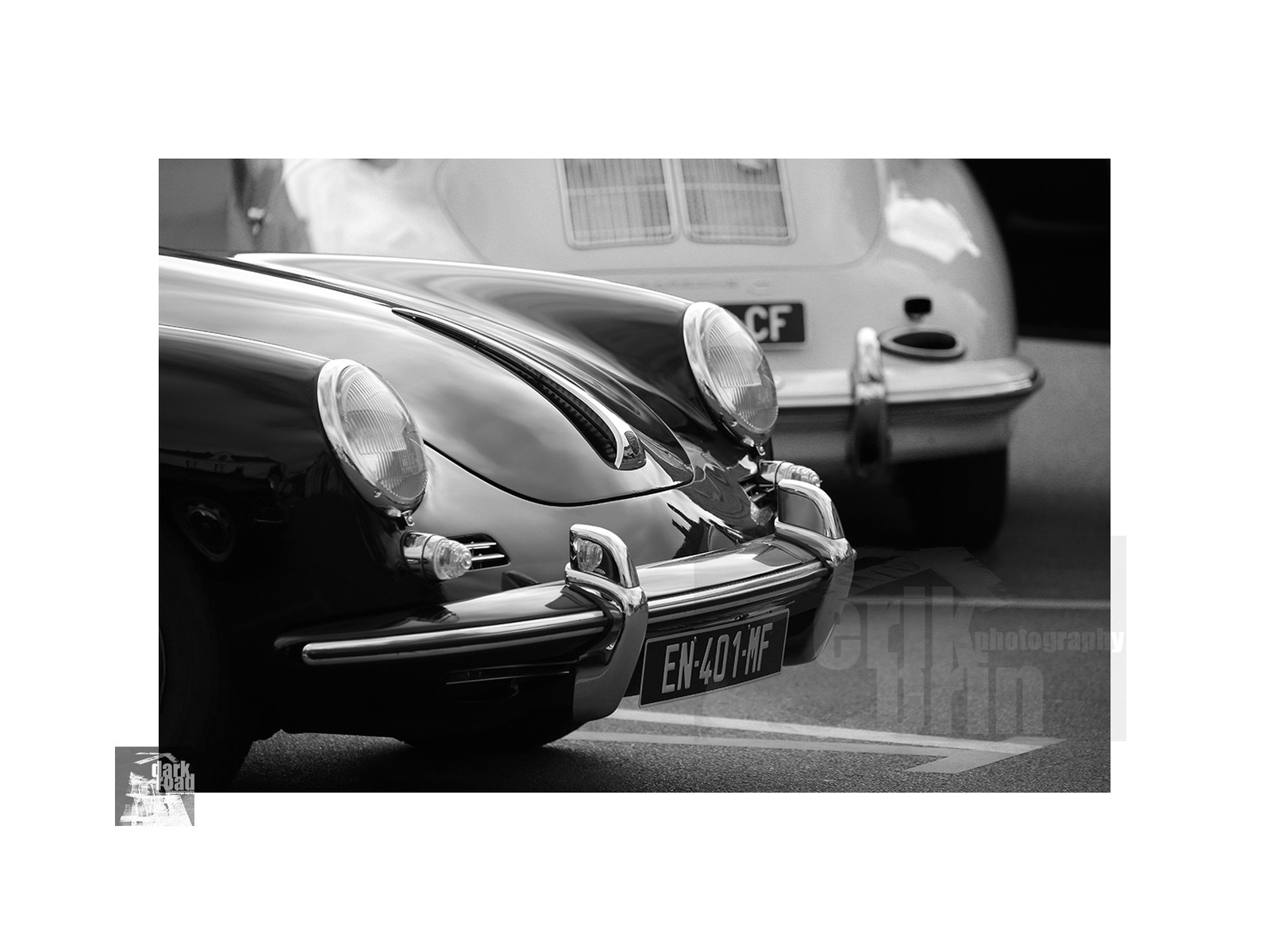 Voitures anciennes en noir et blanc