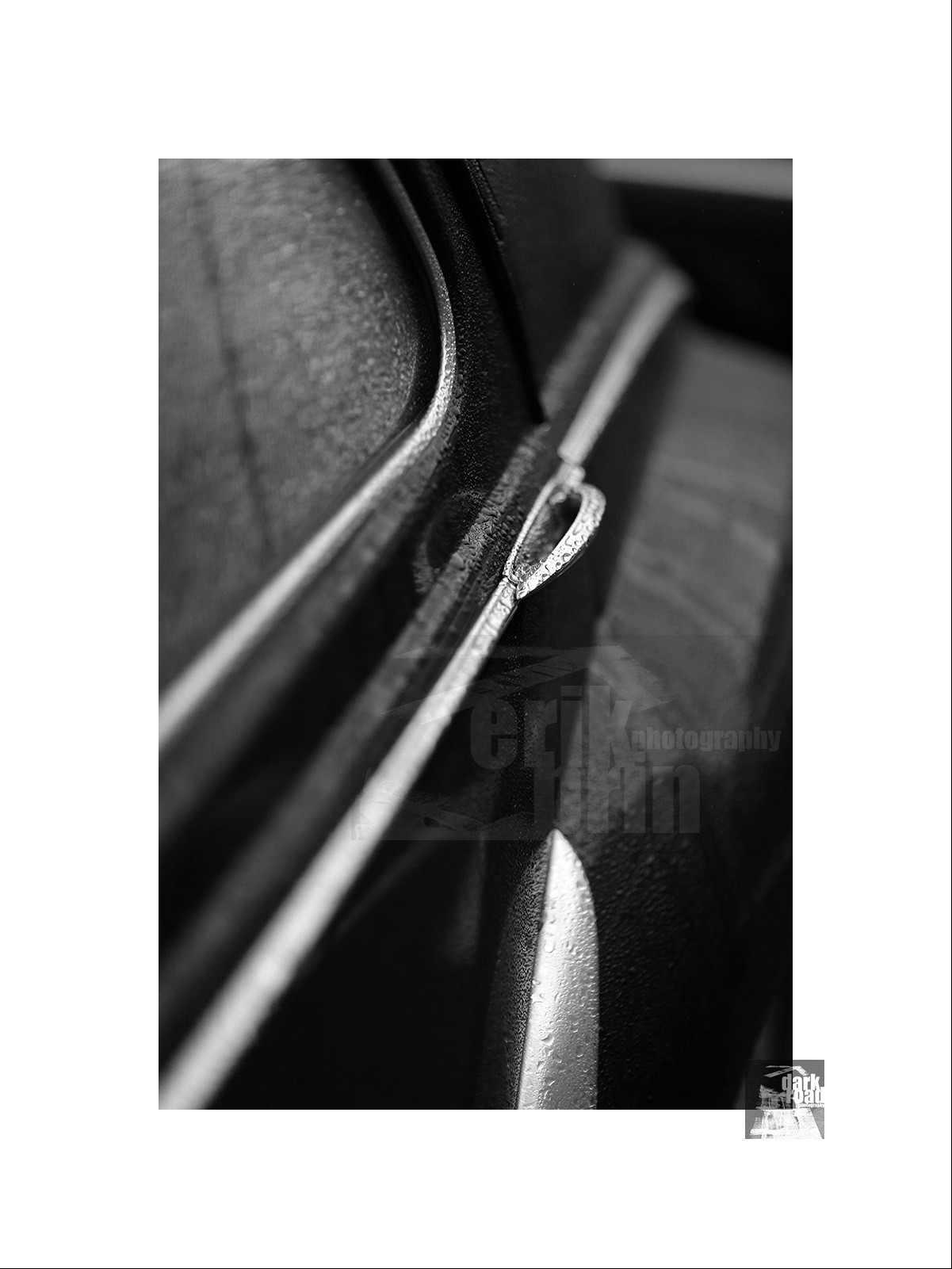 Voitures anciennes en noir et blanc