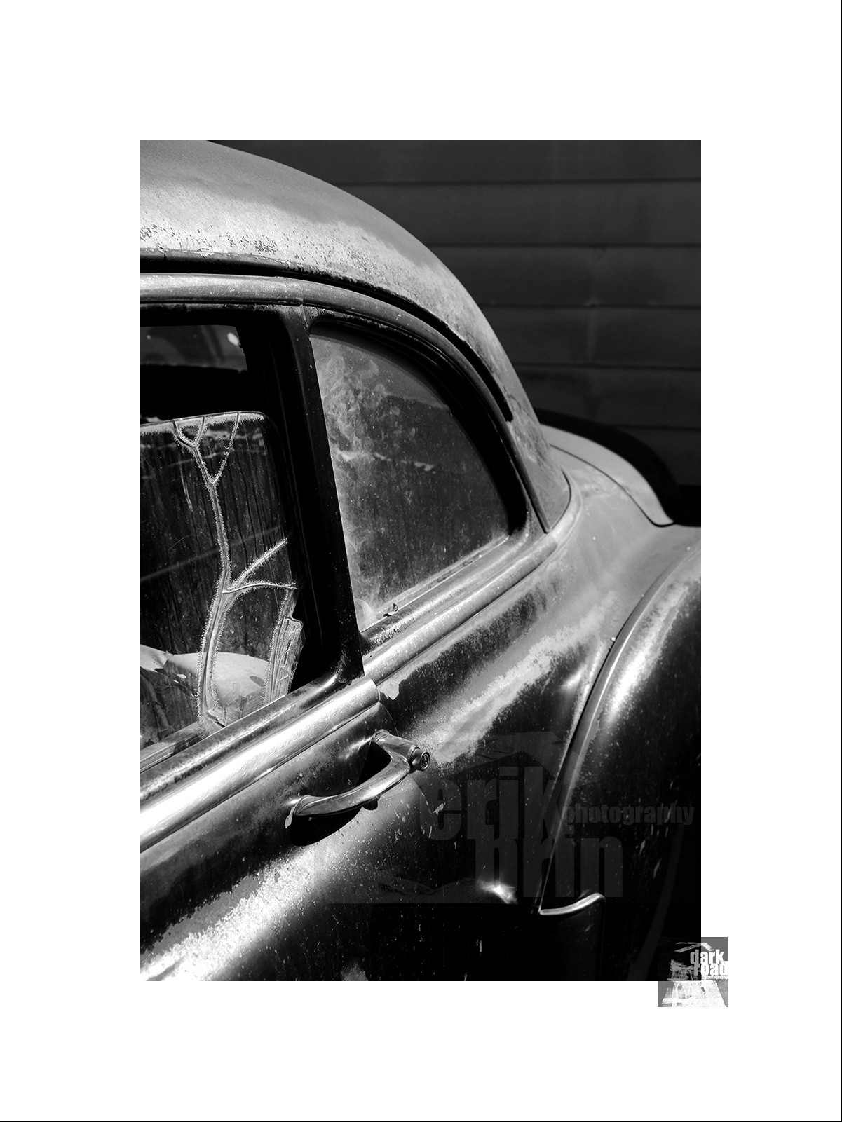 Voitures anciennes en noir et blanc