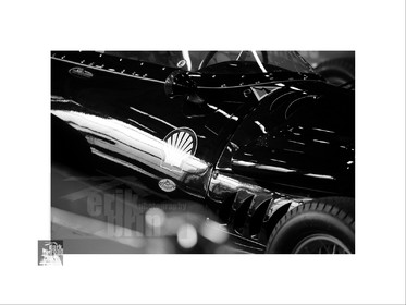 Voitures anciennes en noir et blanc