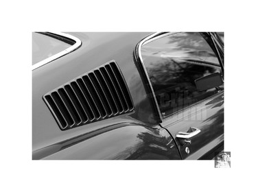 Voitures anciennes en noir et blanc