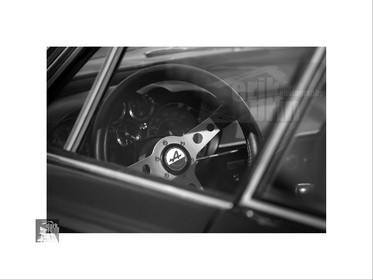 Voitures anciennes en noir et blanc