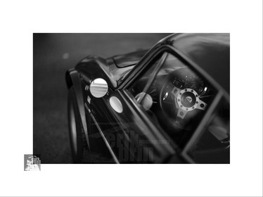 Voitures anciennes en noir et blanc