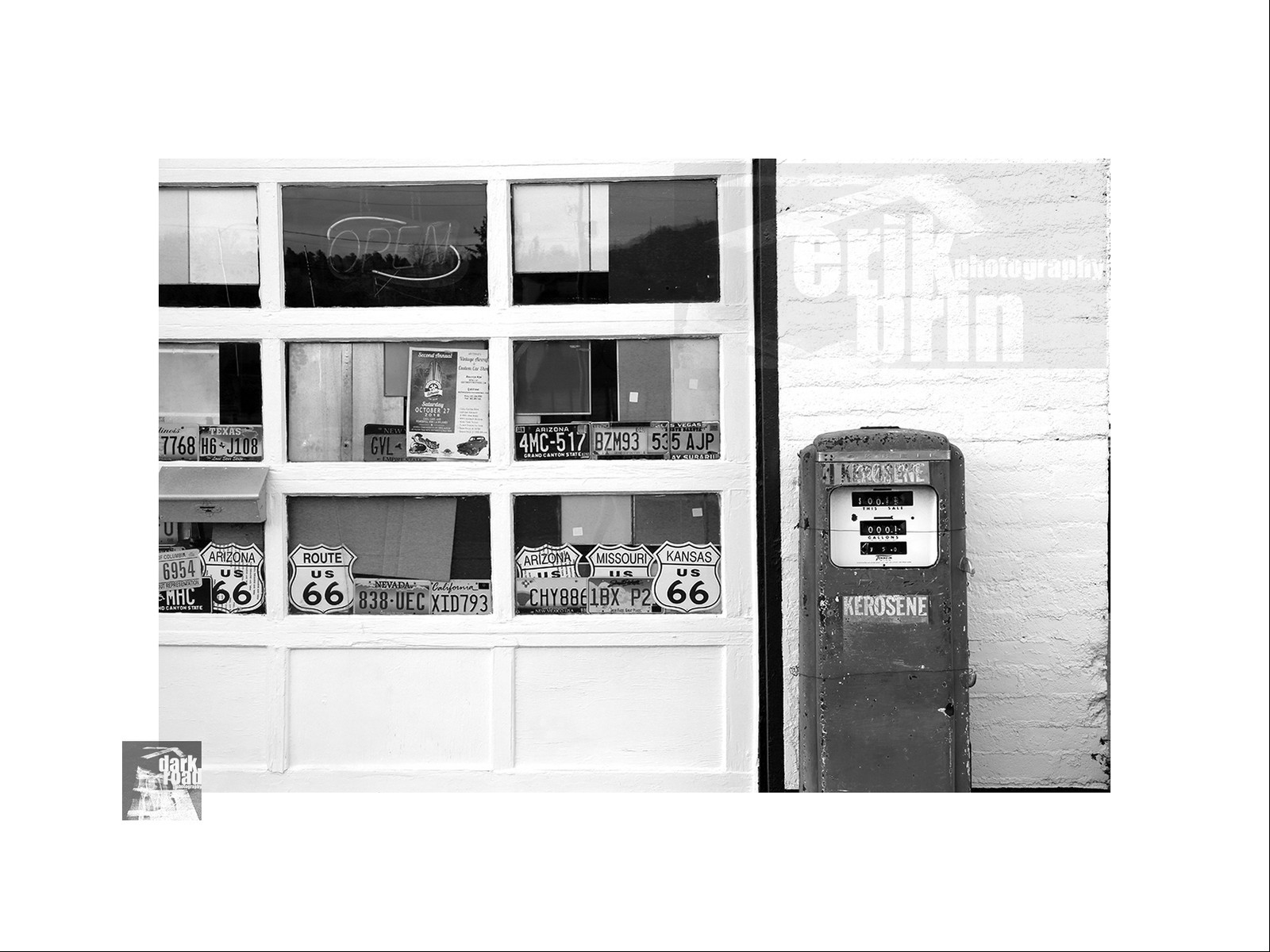 Voitures anciennes en noir et blanc