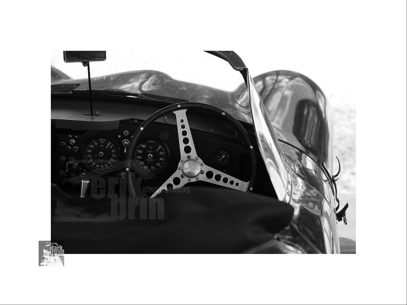 Voitures anciennes en noir et blanc