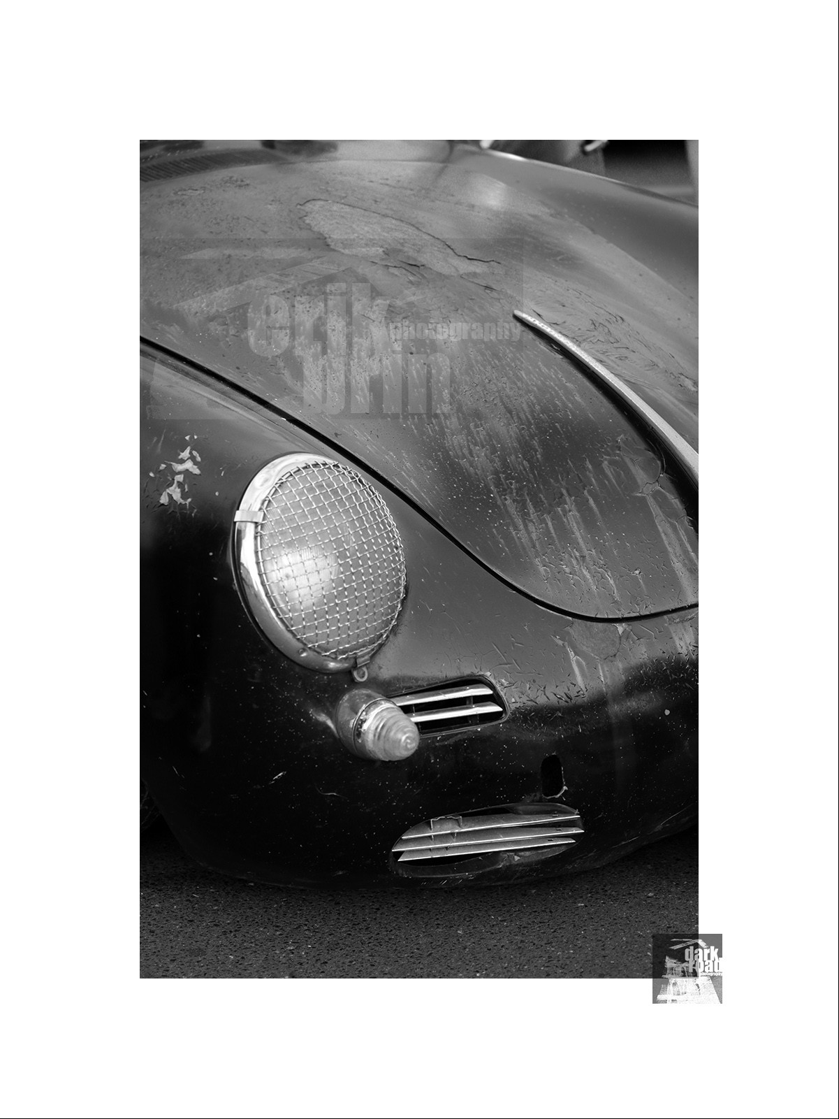 Voitures anciennes en noir et blanc