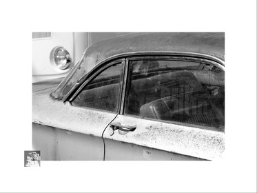 Voitures anciennes en noir et blanc