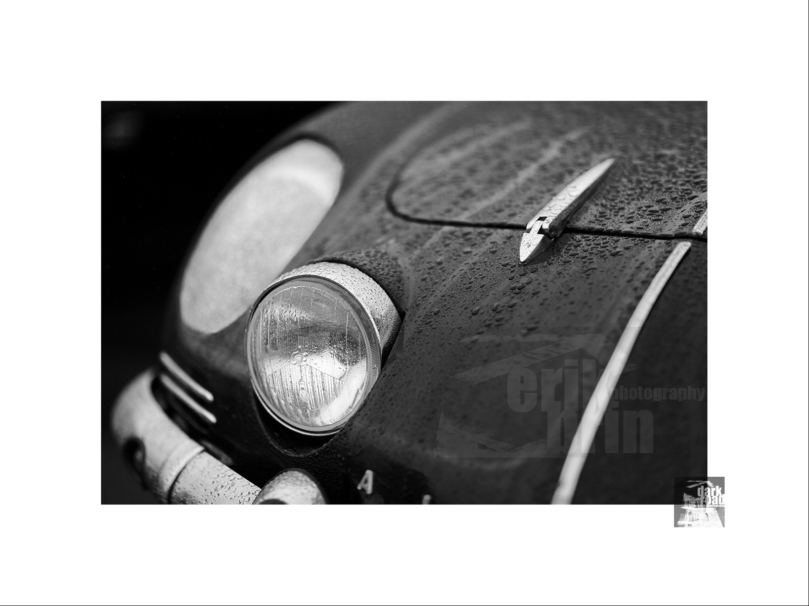 Voitures anciennes en noir et blanc