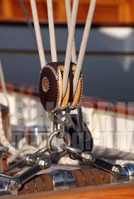 ref-20510-greement-poulie-pont-de-bateau-vieux-greement-mer.jpg