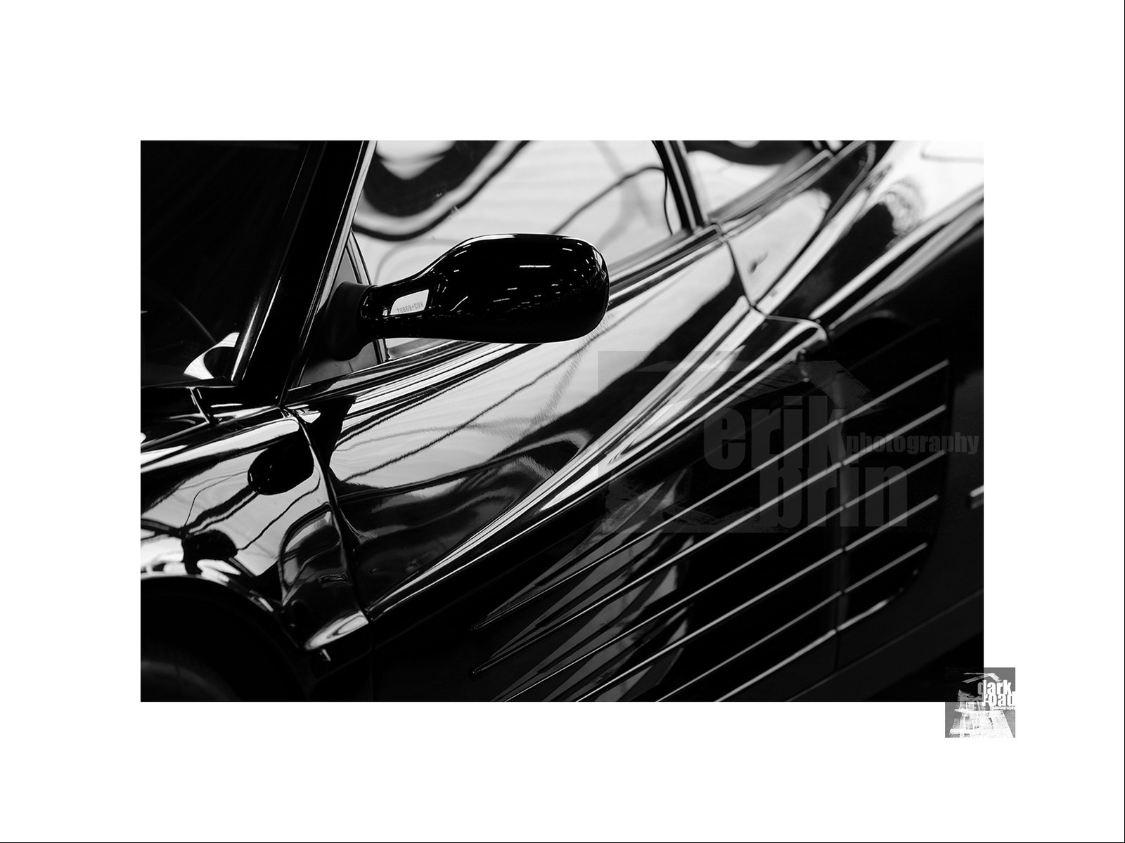 Voitures anciennes en noir et blanc