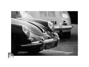 Voitures anciennes en noir et blanc