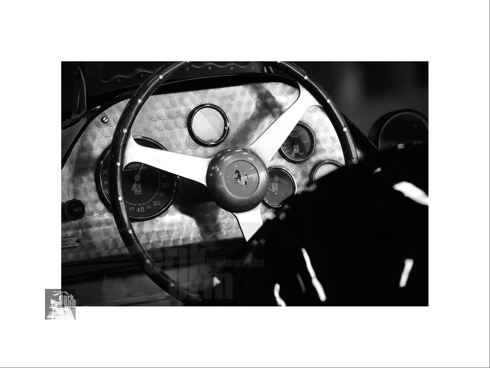 Voitures anciennes en noir et blanc