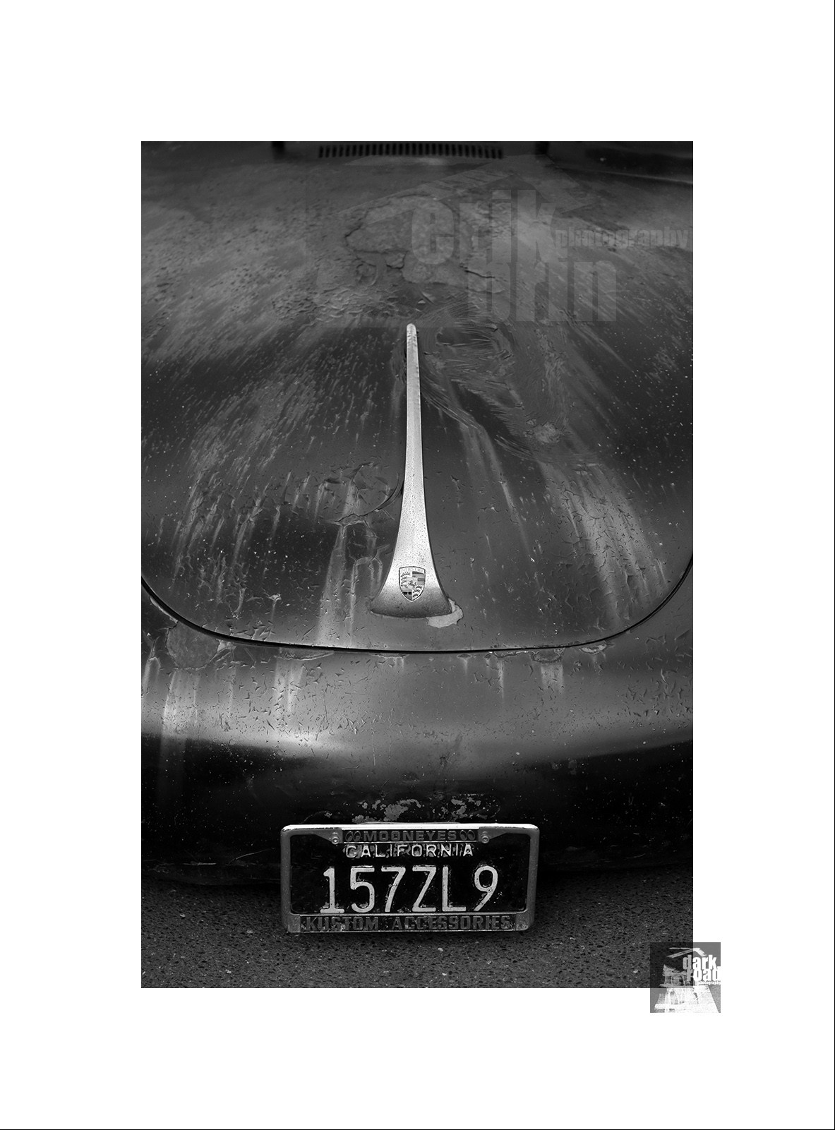 Voitures anciennes en noir et blanc